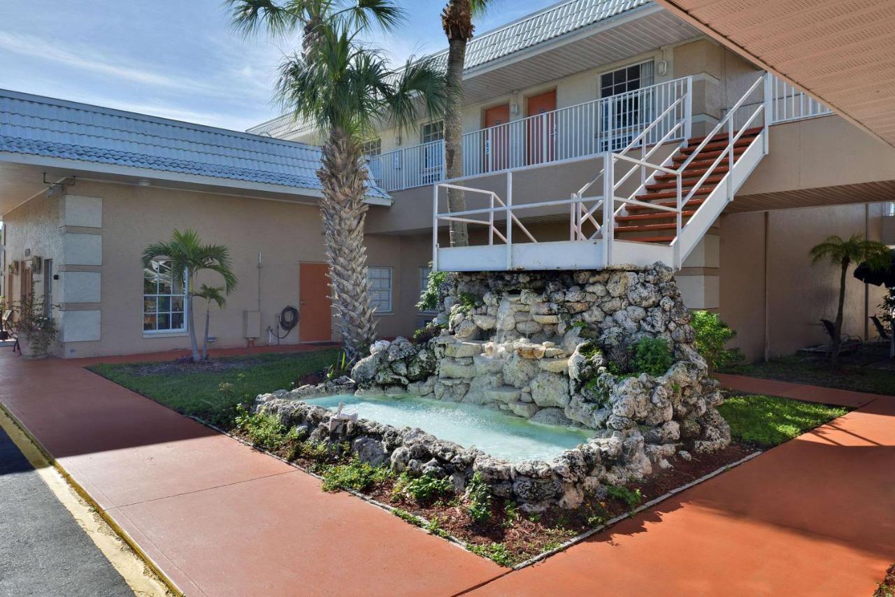 Travelodge By Wyndham Venice Venice Gardens Exterior photo